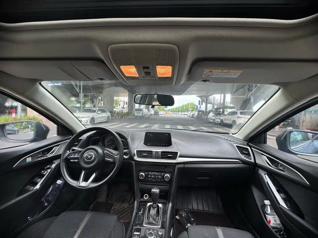 Mazda 3 Axela 2018 — фото 10