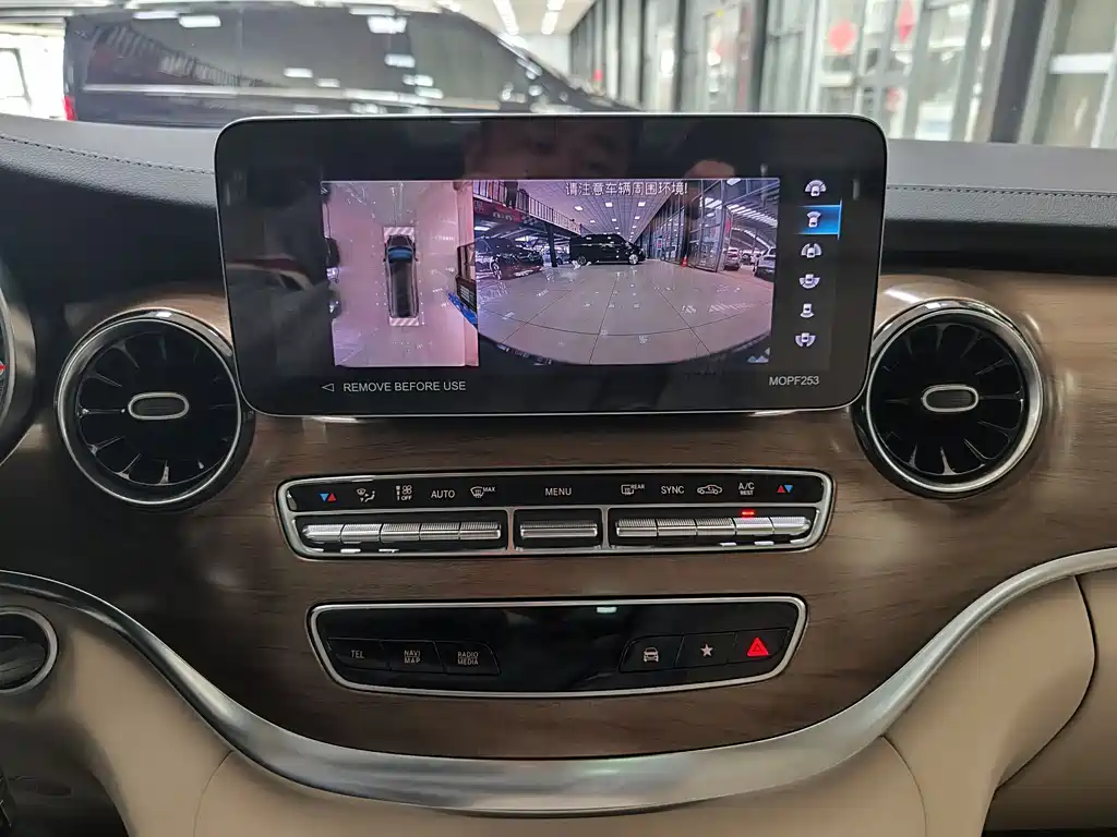 Mercedes-Benz V-Class 2023 — фото 13