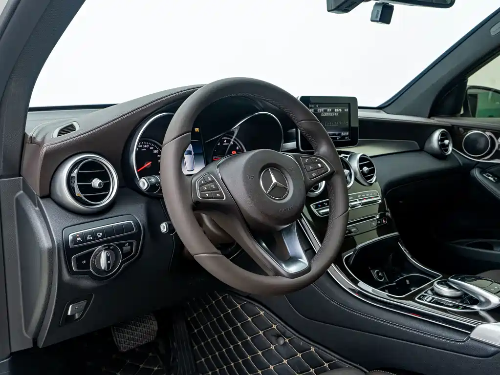 Mercedes-Benz GLC 2018 — фото 23