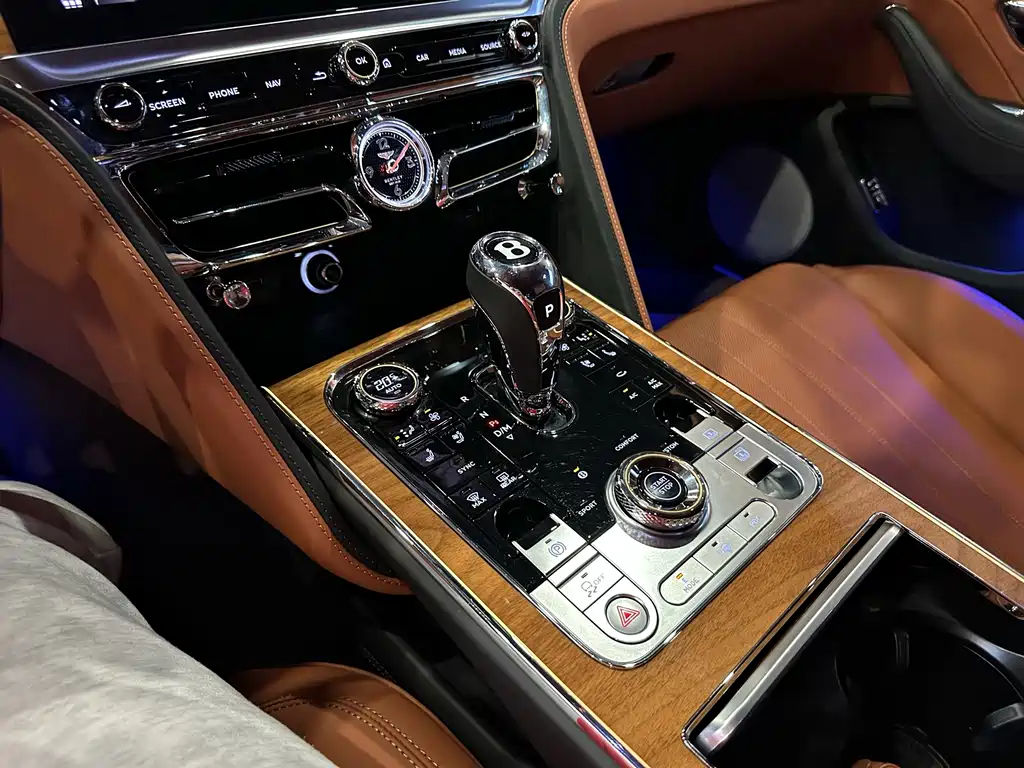 Bentley Flying Spur PHEV 2024 — фото 14
