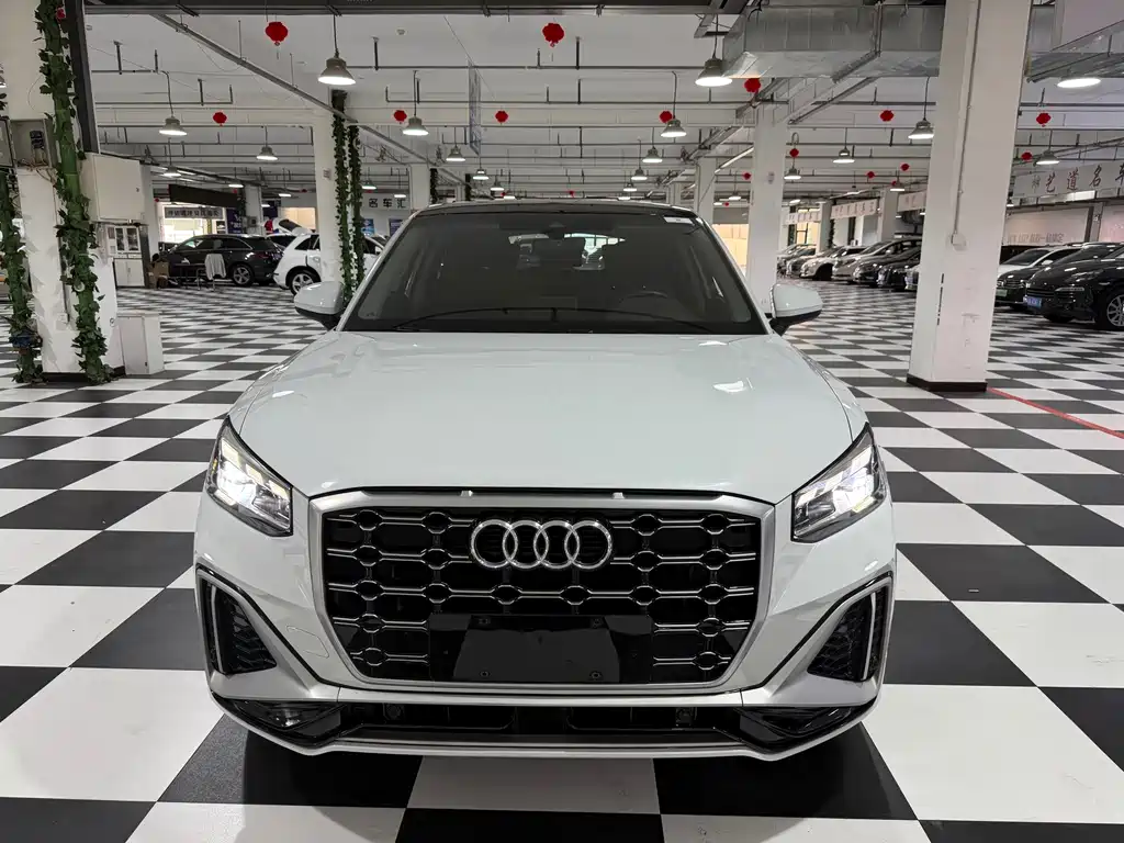 Audi Q2L 2023