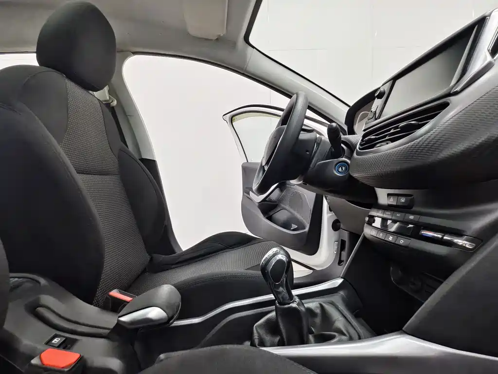 Peugeot 2008 2014 — фото 15