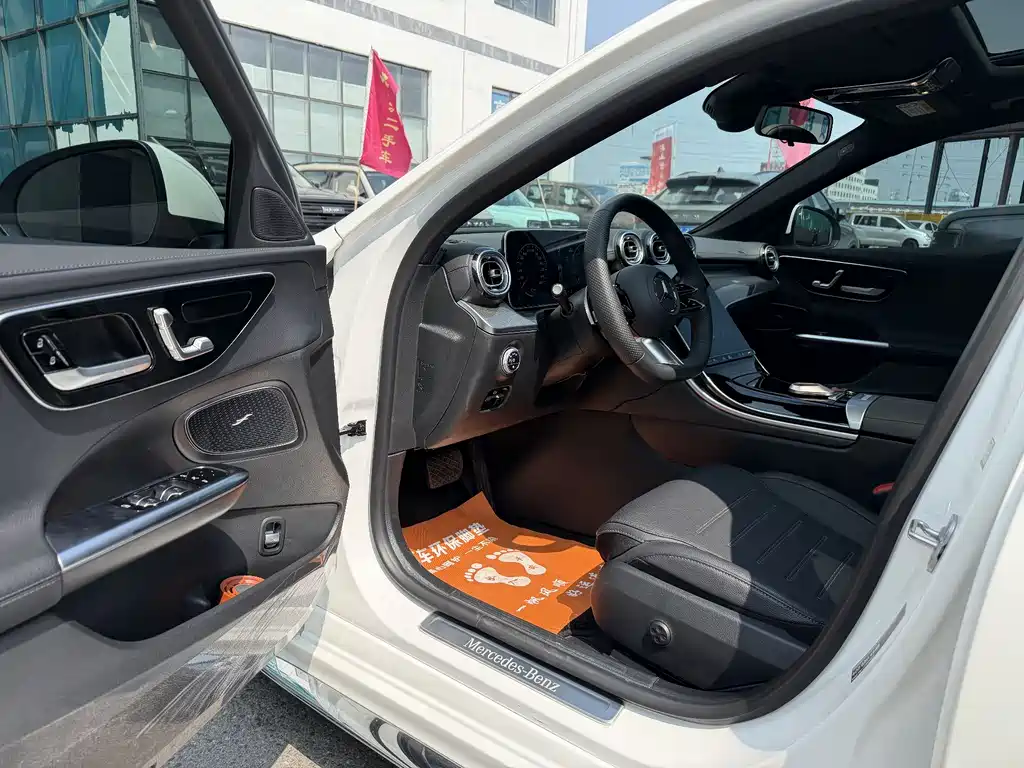 Mercedes-Benz C-Class 2025 — фото 13