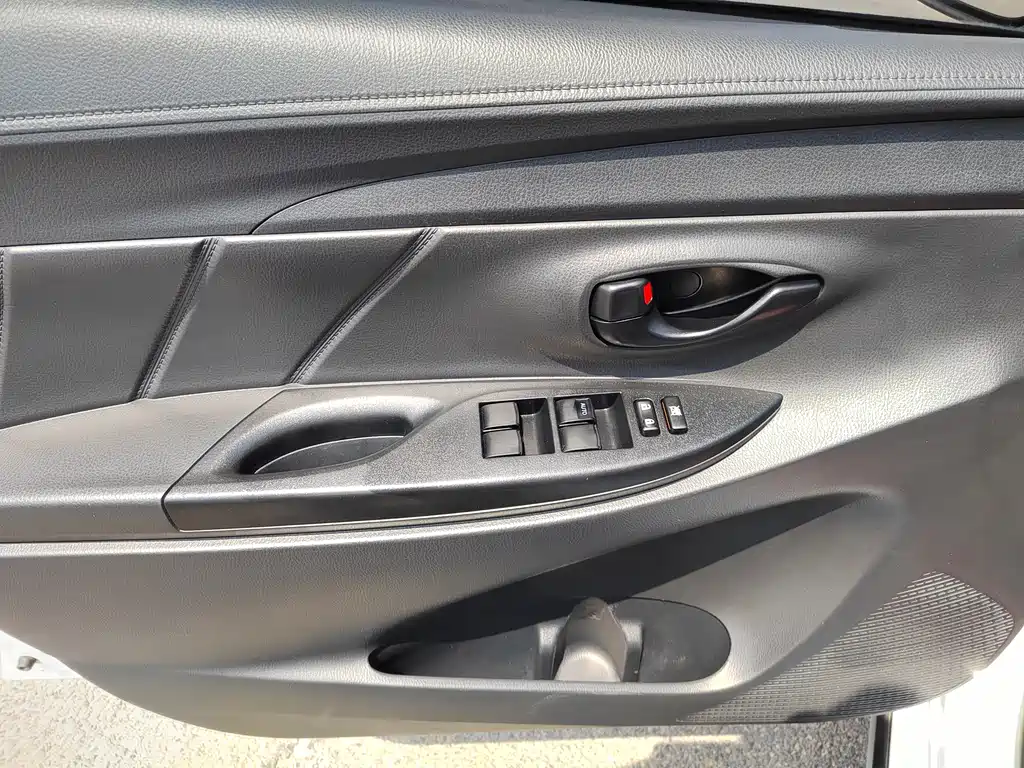Toyota Yaris L 2021 — фото 15