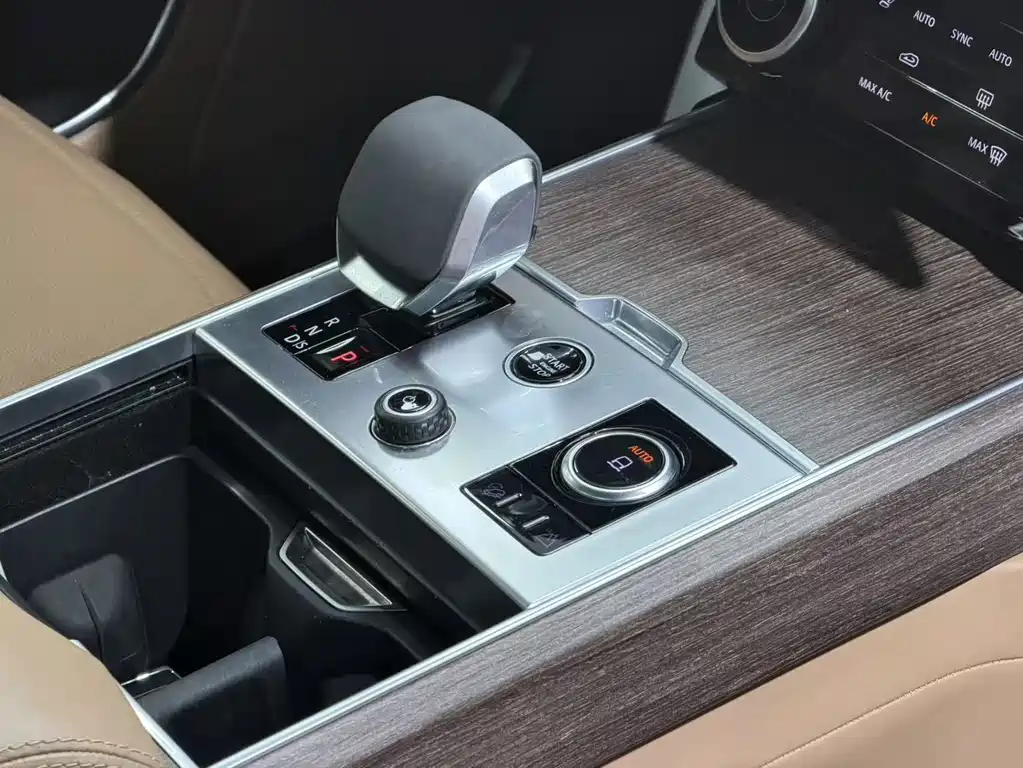 Land Rover Range Rover 2023 — фото 10