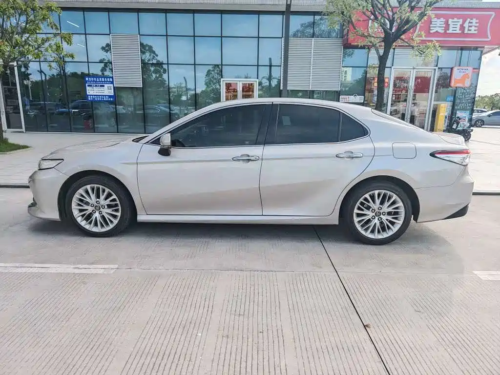 Toyota Camry 2019 — фото 3