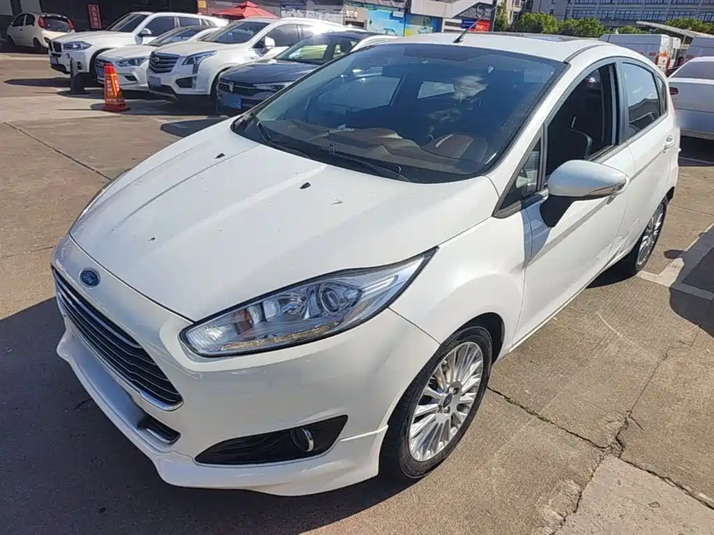 Ford Fiesta 2015 — фото 2
