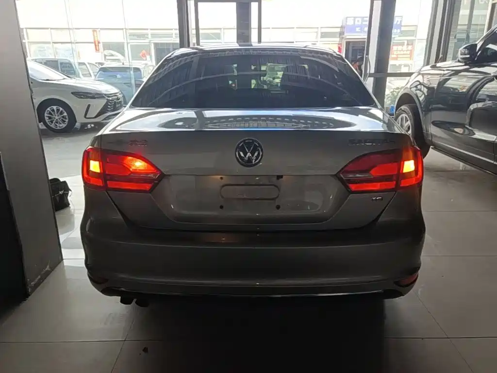 Volkswagen Sagitar 2015