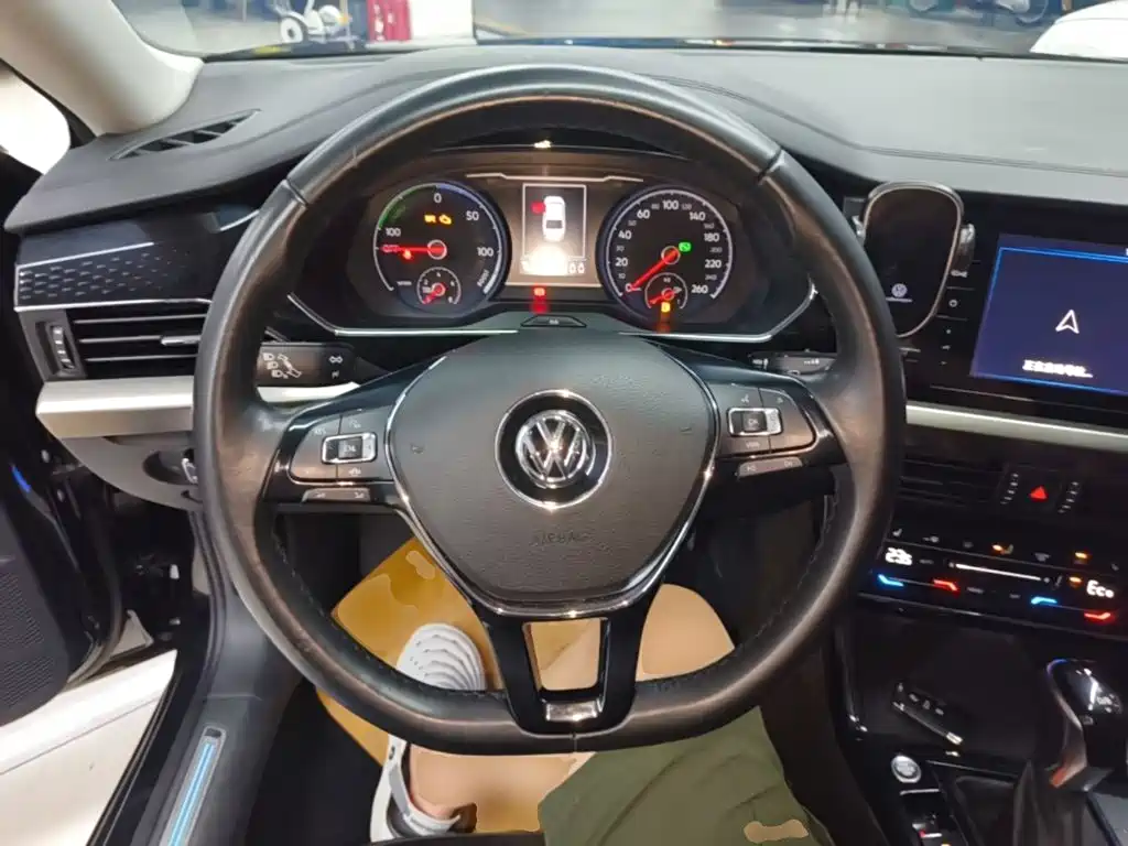 Volkswagen Passat Plug-In Hybrid 2020 — фото 11