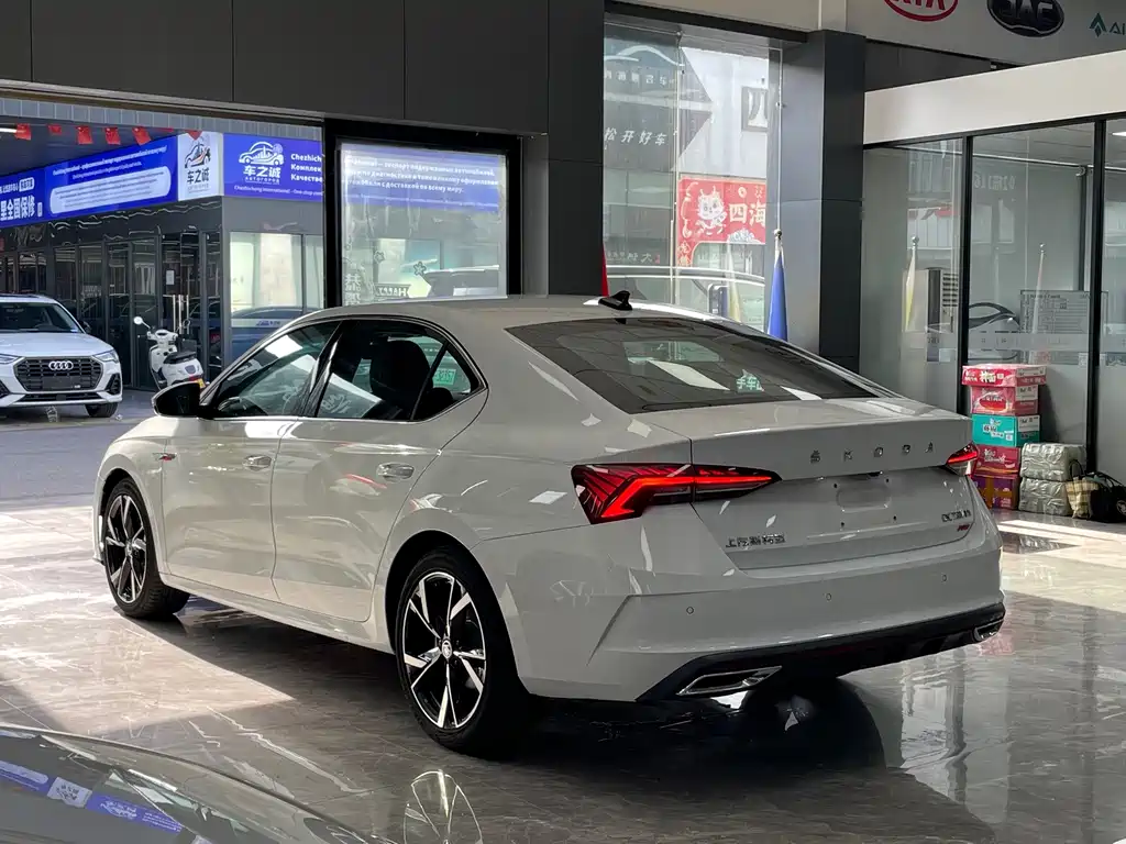 Skoda Octavia 2023 — фото 14