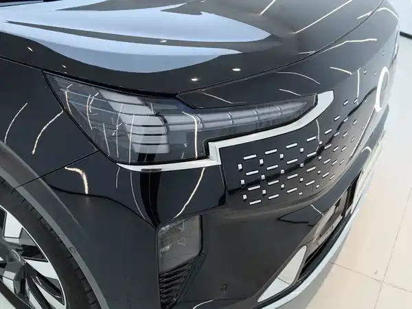 Volvo EM90 2024