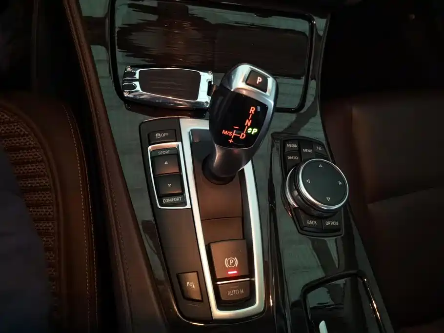 BMW 5 Series 2016 — фото 16