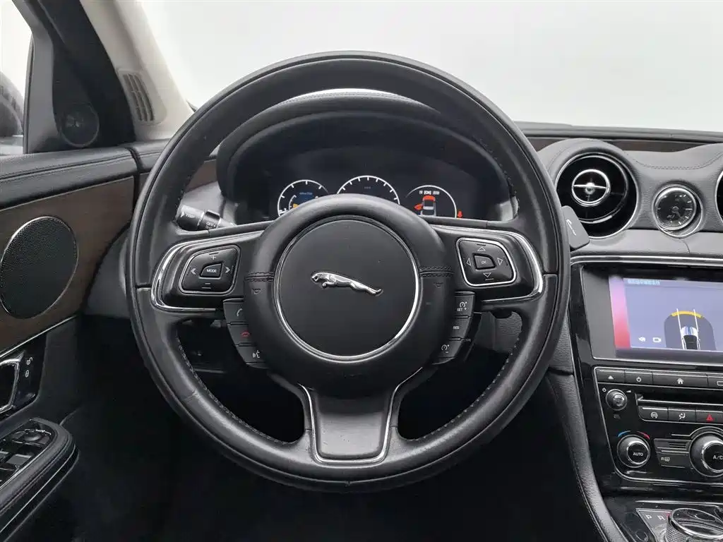 Jaguar XJ 2017 — фото 11