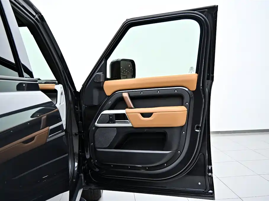 Land Rover Defender 2024 — фото 22