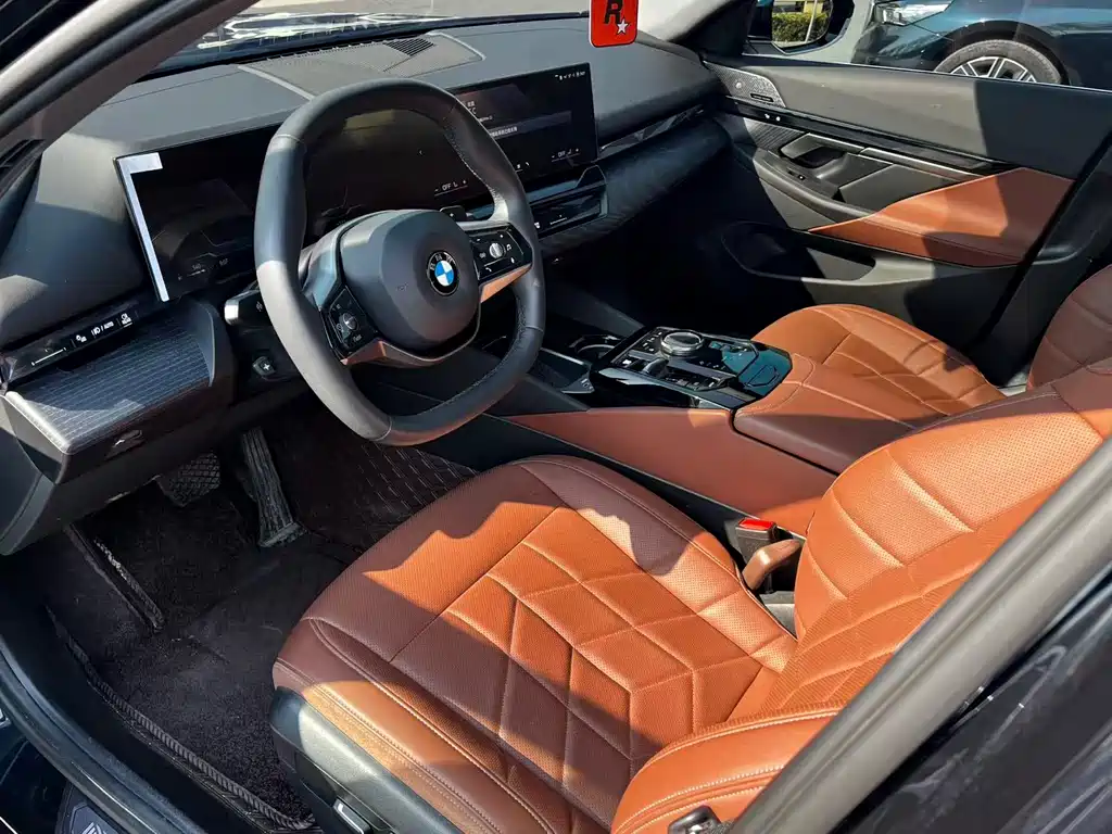 BMW 5 Series 2025 — фото 2