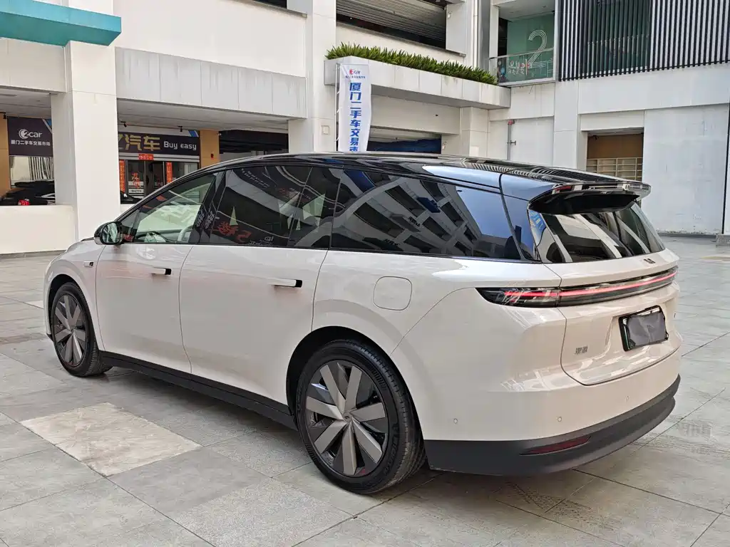 Li Auto i8 2025 — фото 10