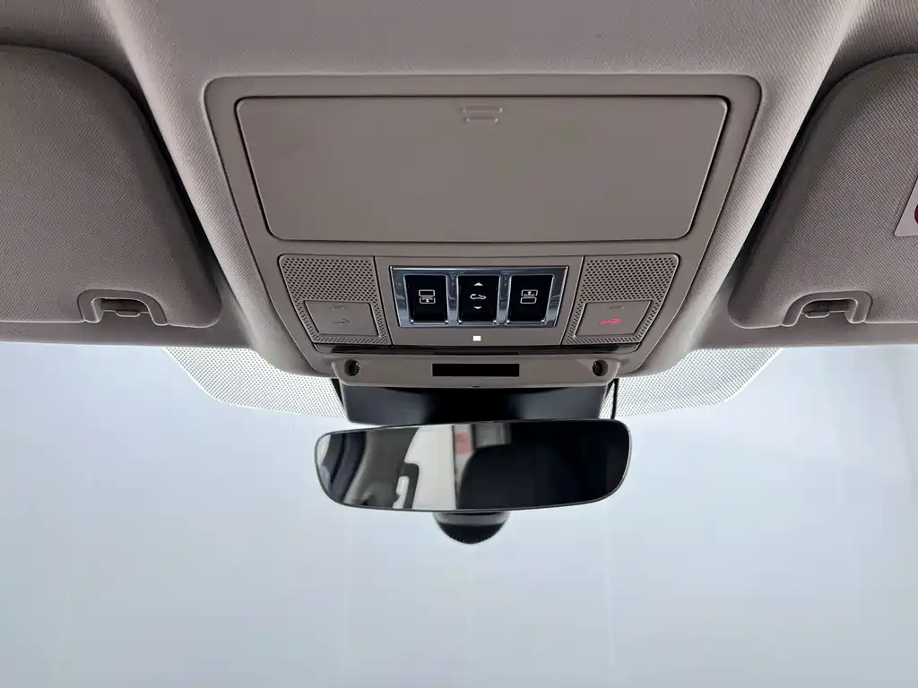 Land Rover Discovery 2018 — фото 34