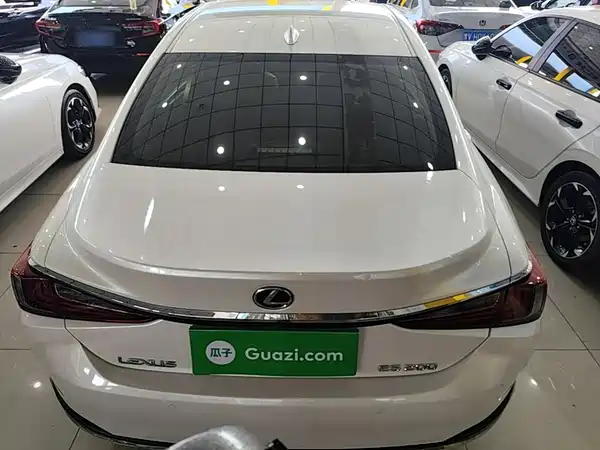 Lexus ES 2024