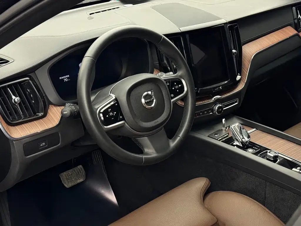 Volvo XC60 2025 — фото 4