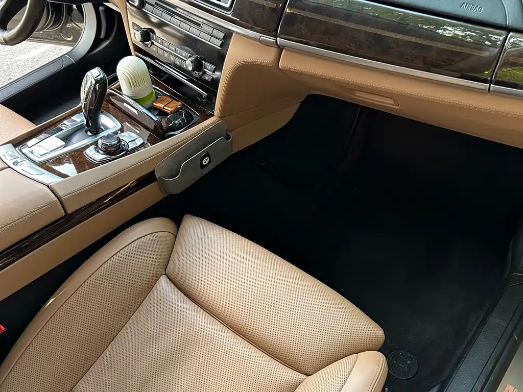 BMW 7 Series 2011 — фото 11