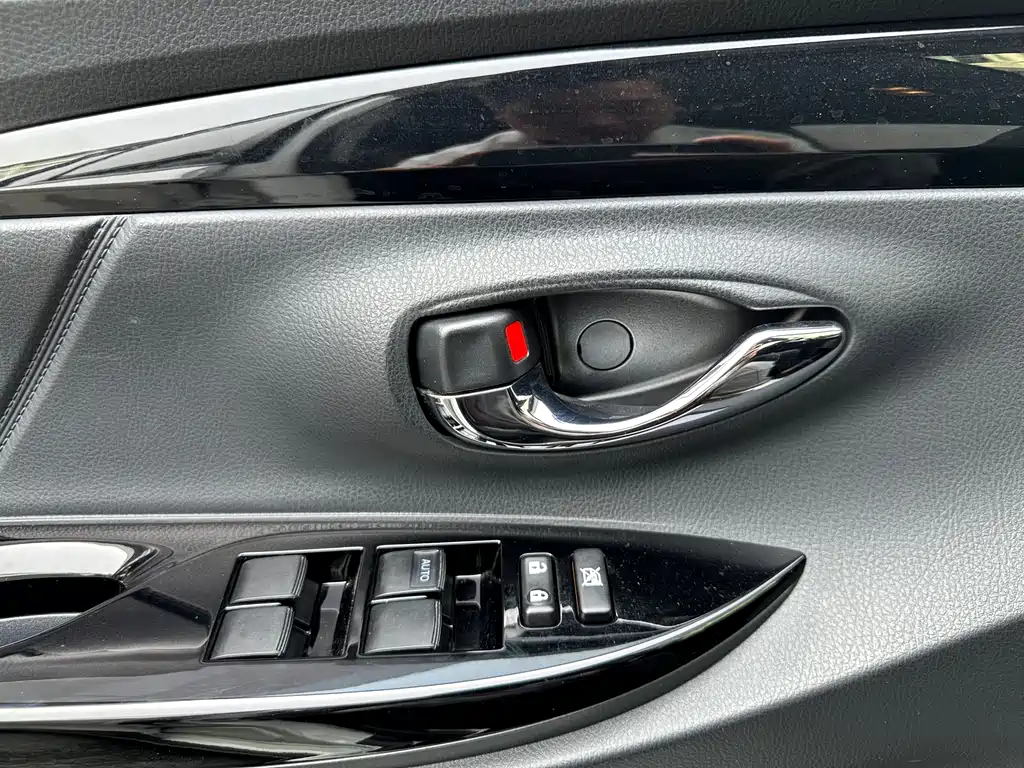 Toyota Yaris L 2023 — фото 13