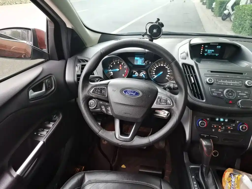 Ford Kuga 2017 — фото 11