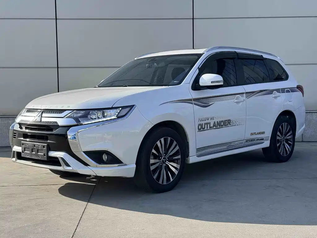 Mitsubishi Outlander 2022 — фото 1