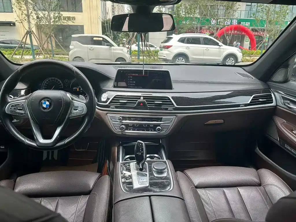 BMW 7 Series 2018 — фото 6