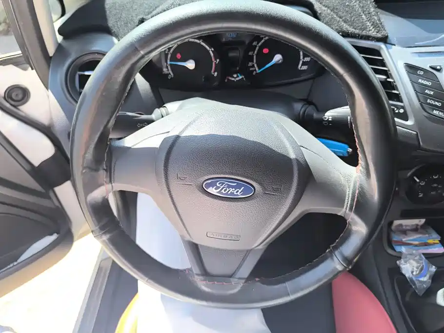 Ford Fiesta 2015 — фото 15
