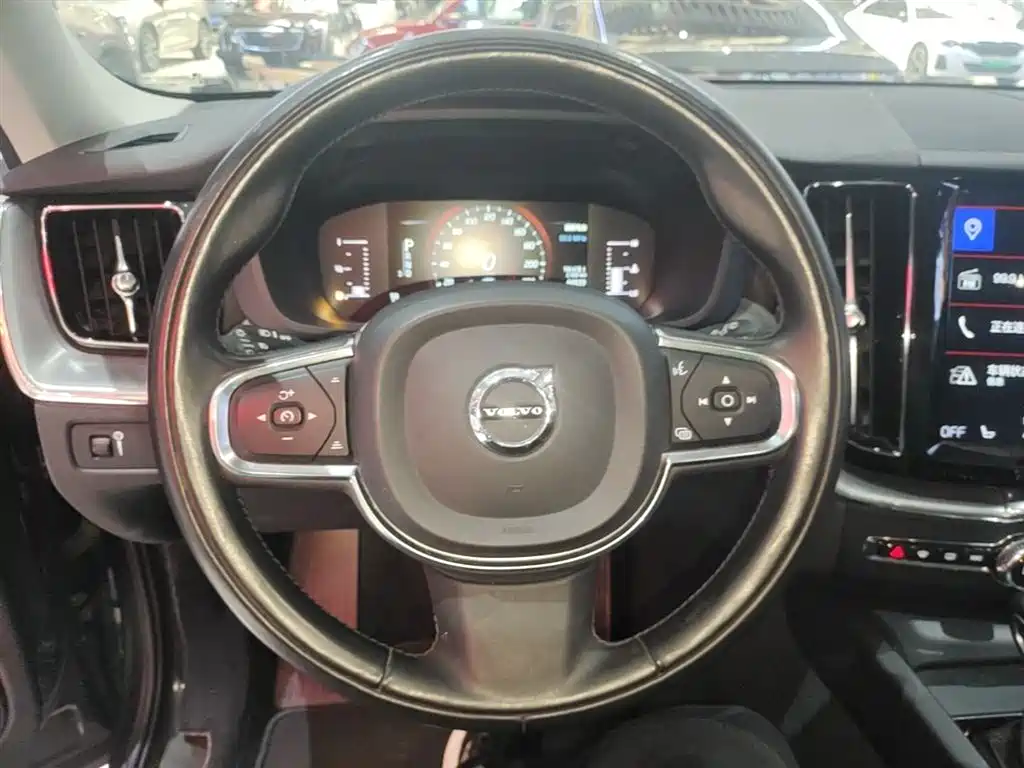 Volvo XC60 2019 — фото 11