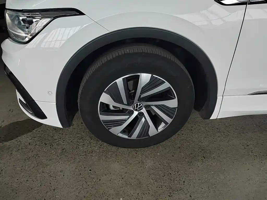 Volkswagen Tiguan L Plug-In Hybrid 2023 — фото 23