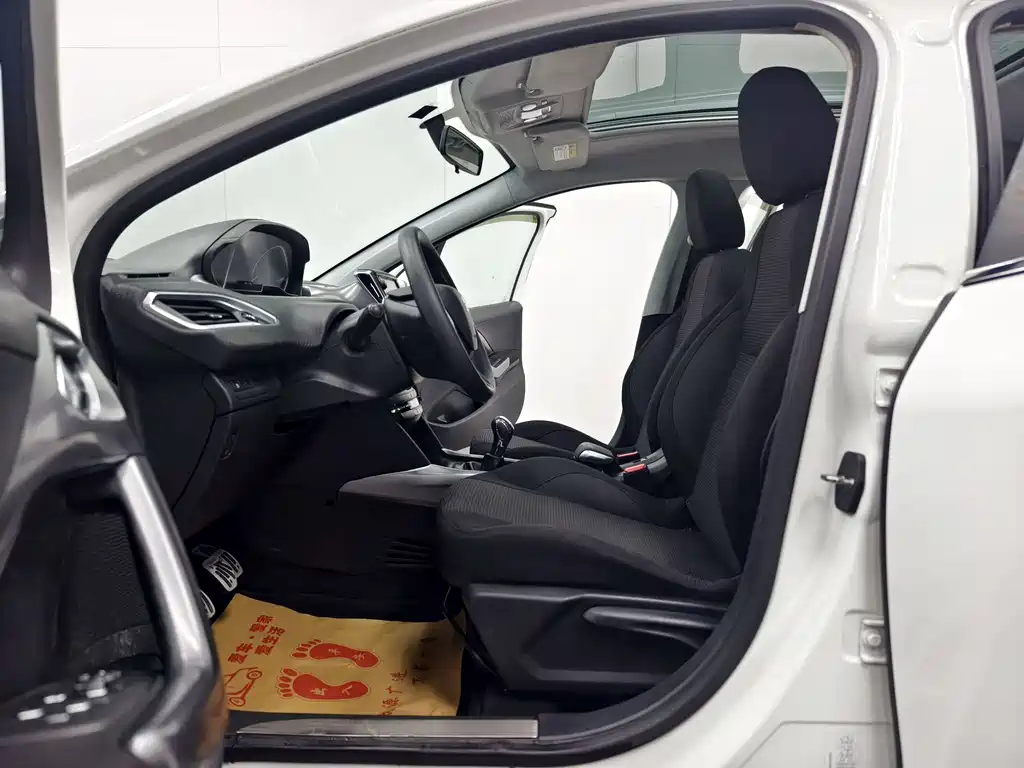 Peugeot 2008 2014 — фото 11