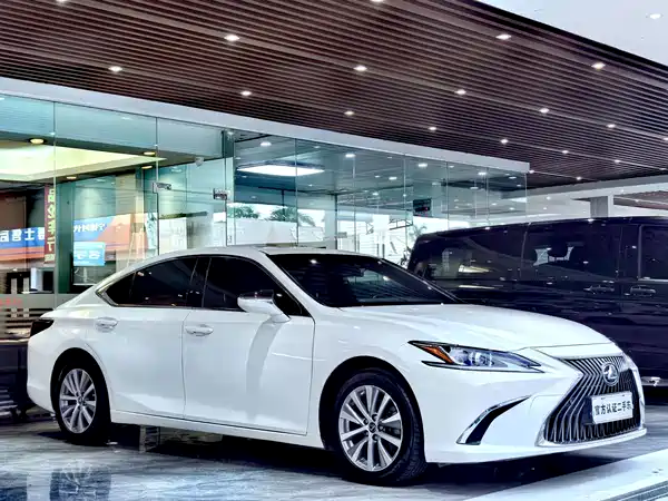 Lexus ES 2020