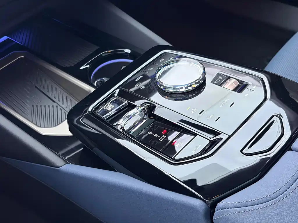 BMW 5 Series 2024 — фото 13
