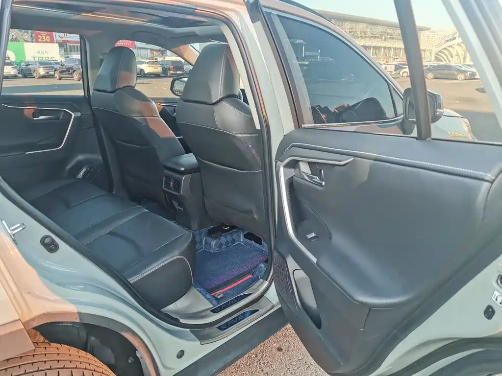 Toyota RAV4 2019 — фото 11