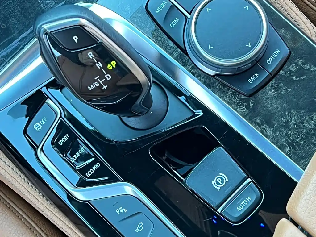 BMW 6 Series GT 2018 — фото 16