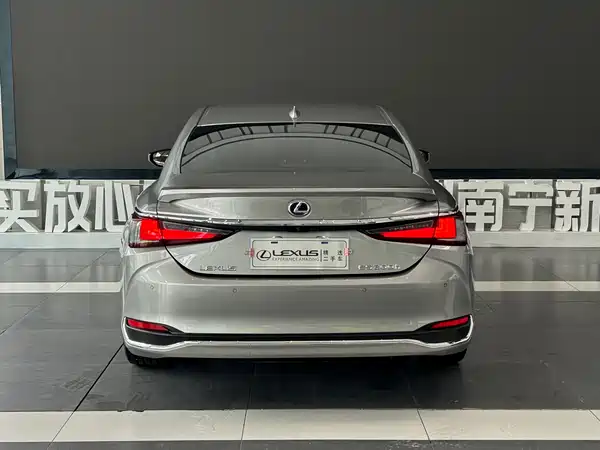 Lexus ES 2022