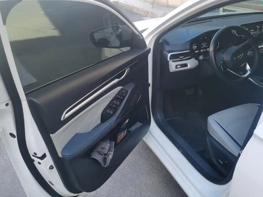 Geely Emgrand 2022