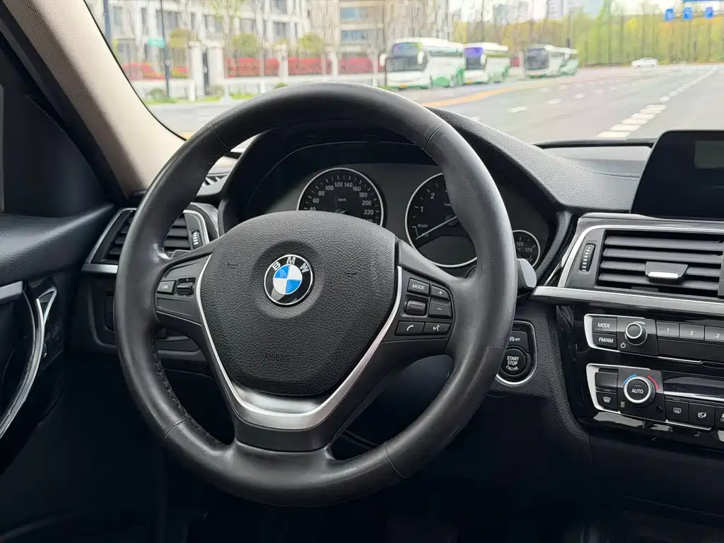 BMW 3 Series 2018 — фото 10