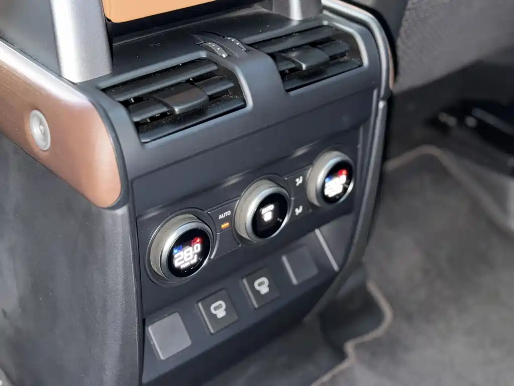 Land Rover Defender 2024 — фото 13
