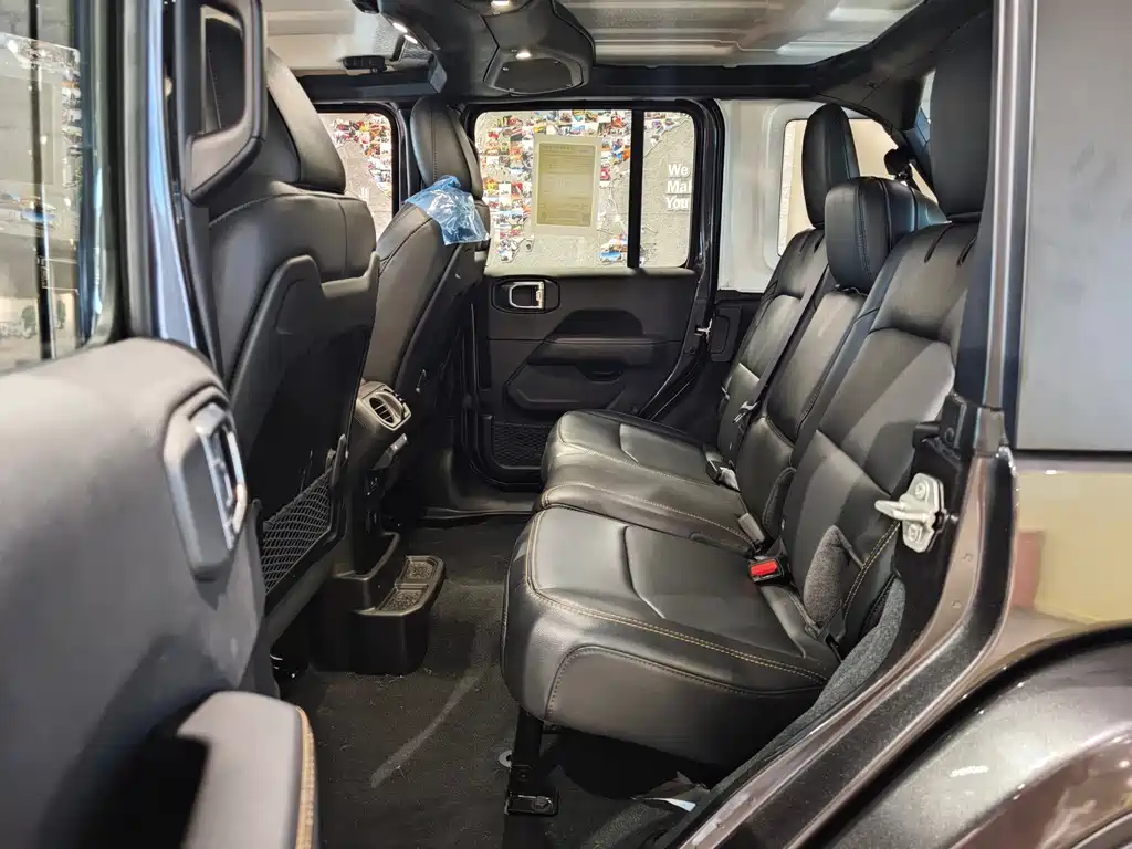 Jeep Wrangler 2023 — фото 16