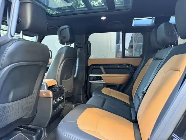 Land Rover Defender 2024