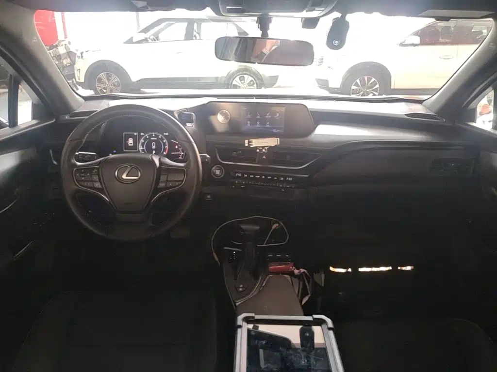 Lexus UX 2021 — фото 10