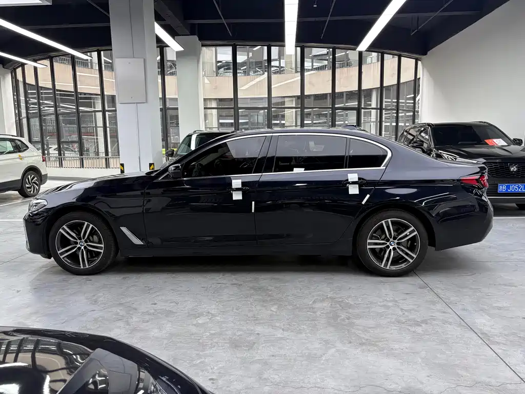 BMW 5 Series 2023 — фото 16