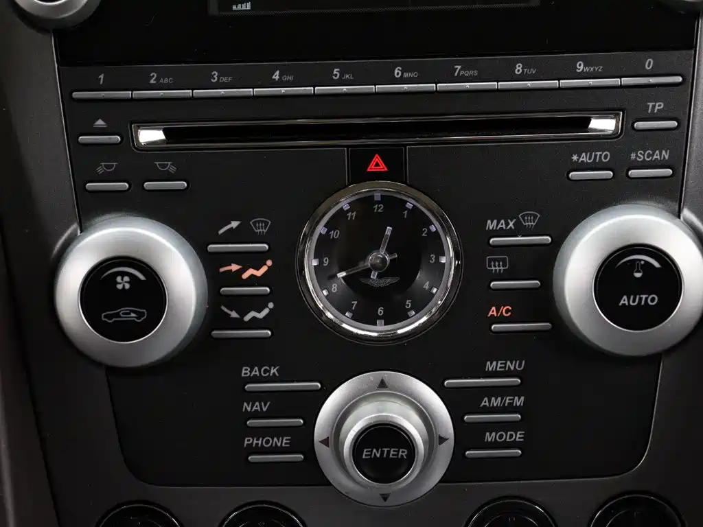 Aston Martin Rapide 2011 — фото 14