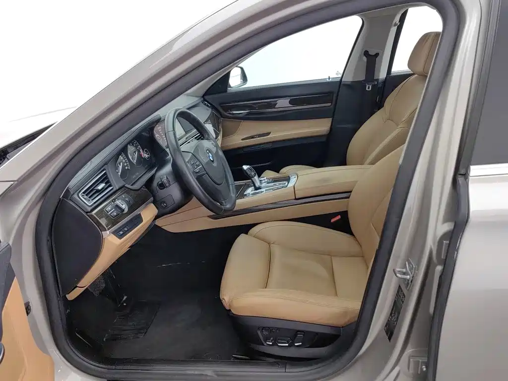 BMW 7 Series 2012 — фото 10