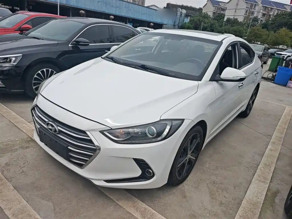 Hyundai Elantra 2018 — фото 1