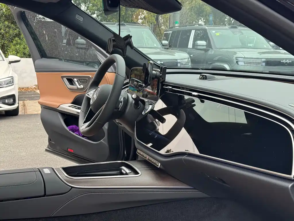 Mercedes-Benz E-Class 2025 — фото 12