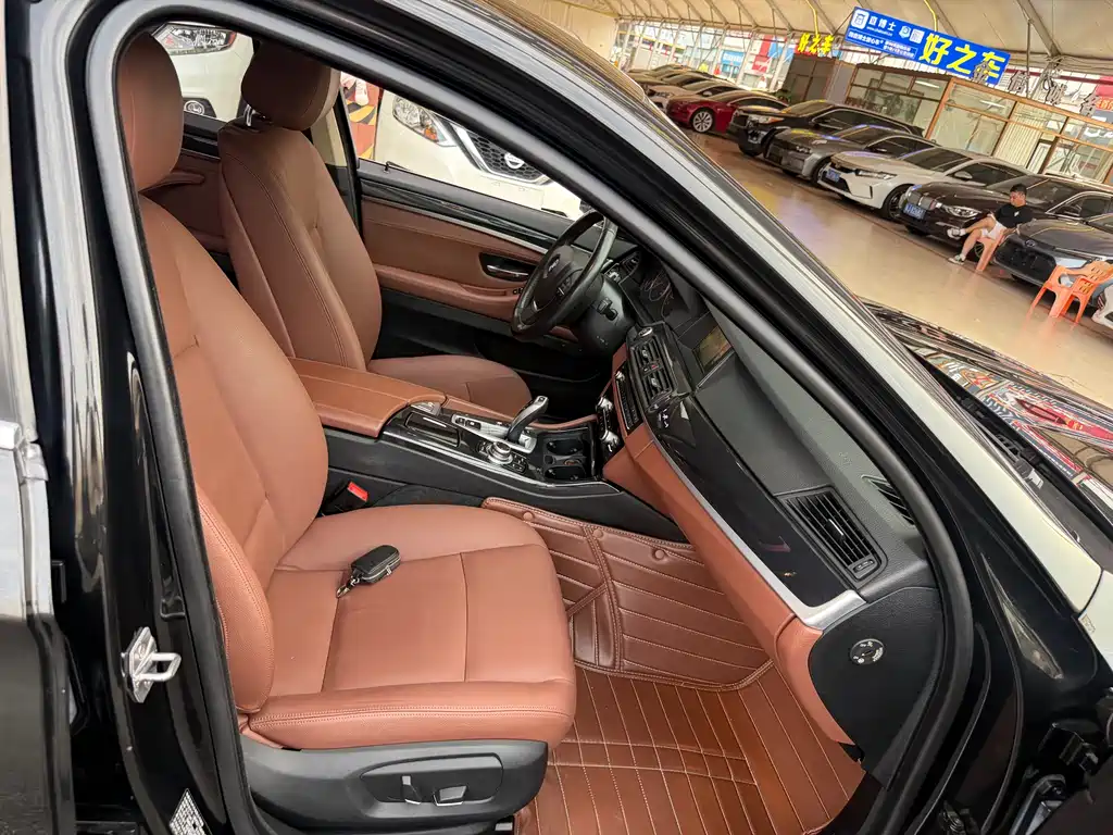 BMW 5 Series 2017 — фото 13