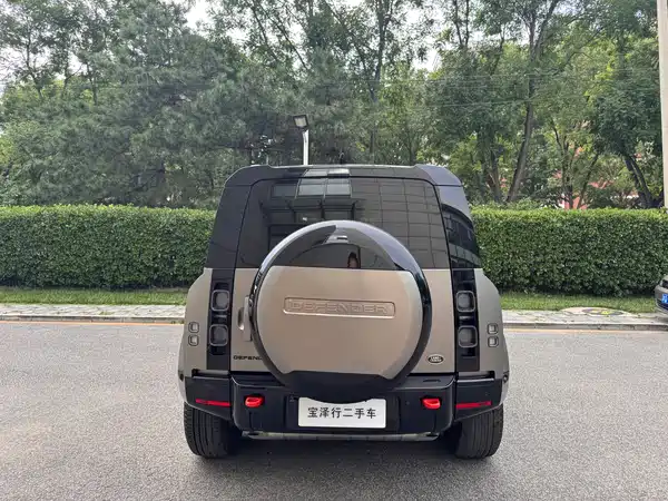Land Rover Defender 2025